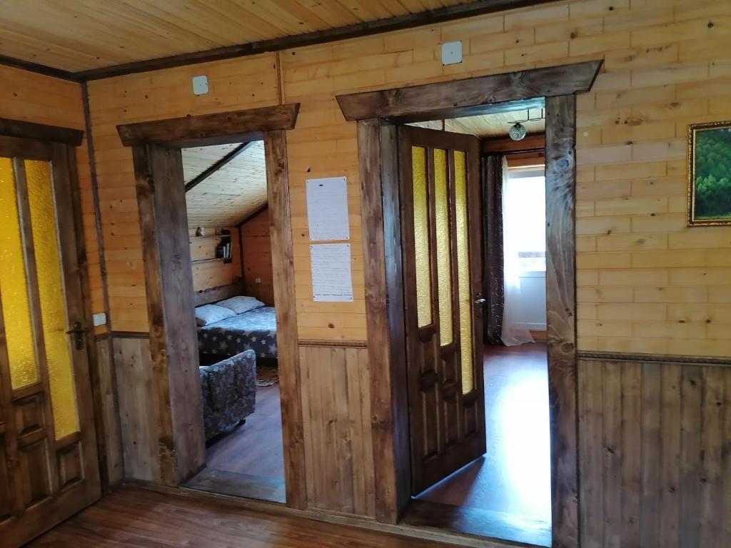 Postel nebo postele na pokoji v ubytování Котедж Віадук