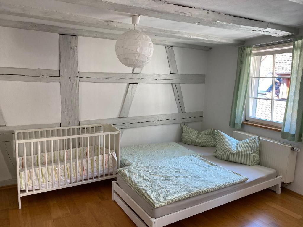 Zimmer mit Kinderbett in einem Zimmer in der Unterkunft Ferienwohnung im Herzen der Altstadt in Meersburg