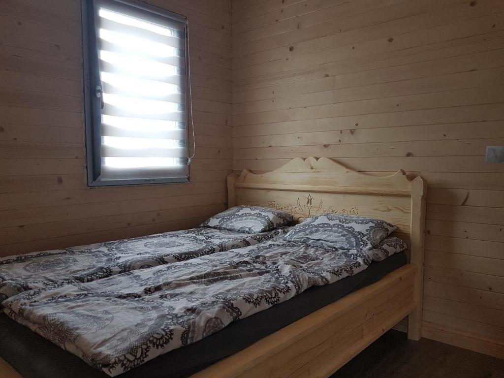 Posteľ alebo postele v izbe v ubytovaní Dom drewniany JULKA