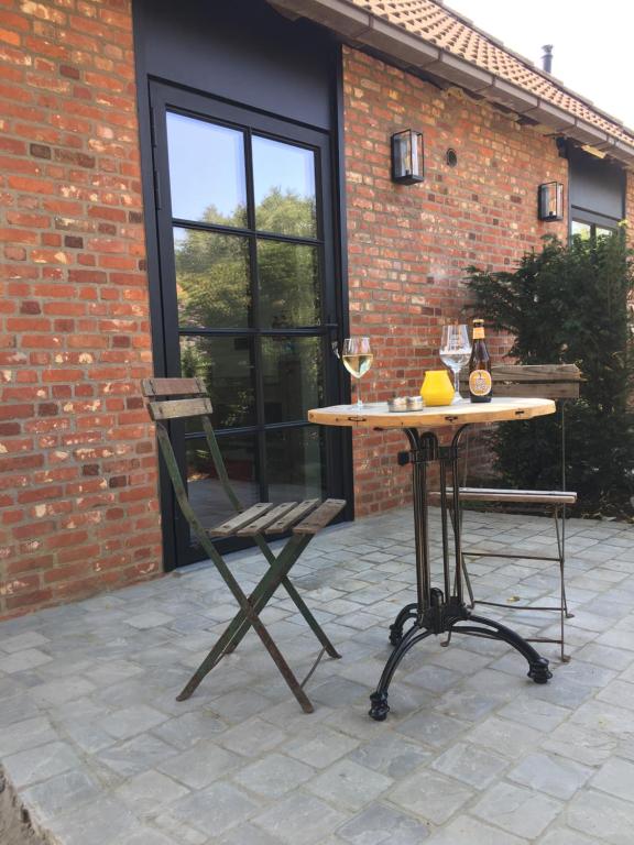 einen Tisch und einen Stuhl auf einer Terrasse in der Unterkunft B&B Sint-Mariaburg in Antwerpen