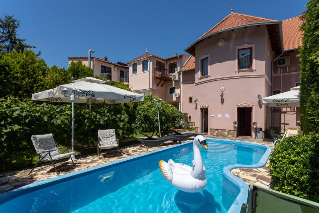 Bazén v ubytování Illés Hotel nebo v jeho okolí