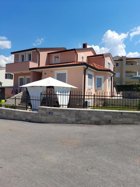 Budova, v ktorej sa apartmán nachádza