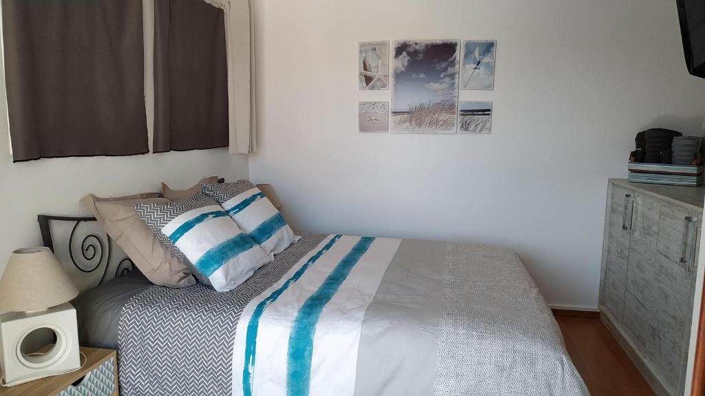 1 dormitorio con 1 cama y TV. en Le rêve bleu, en Cagnes-sur-Mer