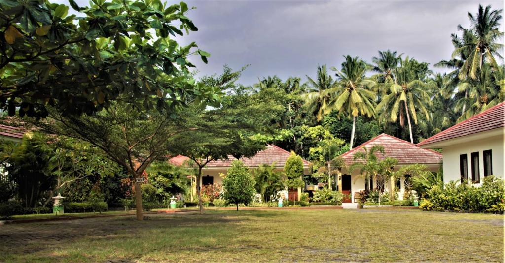 a view of the courtyard of a house at D'Batur Hotel in Senggigi 