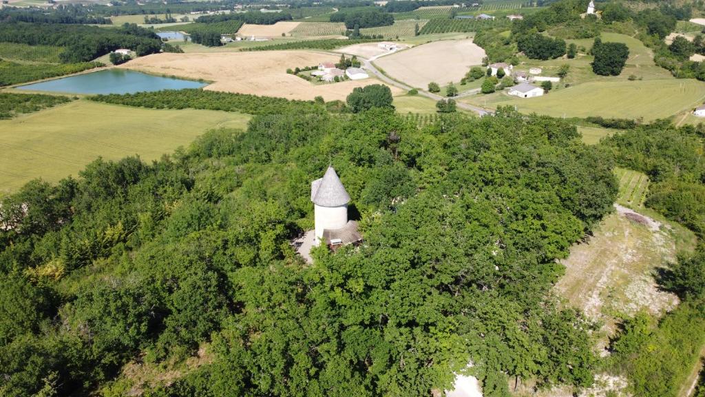 une île avec un missile au milieu d'une forêt dans l'établissement Moulin De Rouzé, à Castelnaud-de-Gratecambe