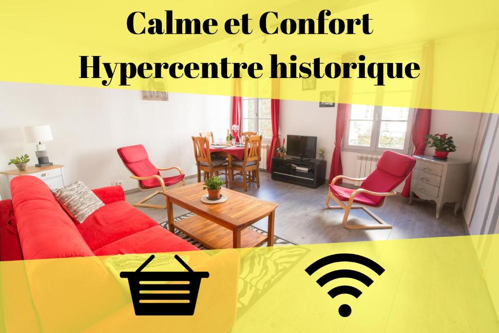 - un salon avec un canapé et des fauteuils rouges dans l'établissement Appart Coeur de Rouen - Place des Carmes, à Rouen