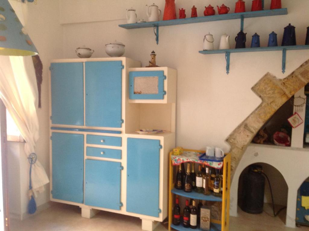 une chambre avec une armoire bleue et une étagère dans l'établissement Tipica casa marinara carlofortina, à Carloforte