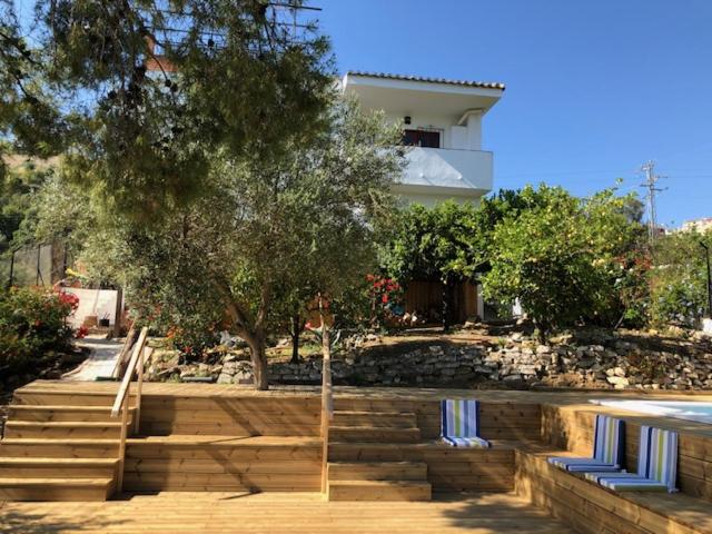 un groupe de chaises bleues assises devant un bâtiment dans l'établissement La Hermosa Vista, à Alora