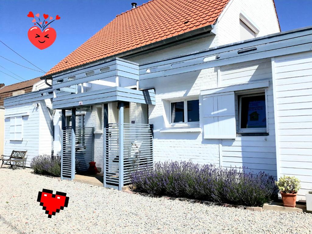 Casa blanca con techo rojo en Appartement Calme Et Lumineux en Radinghem-en-Weppes