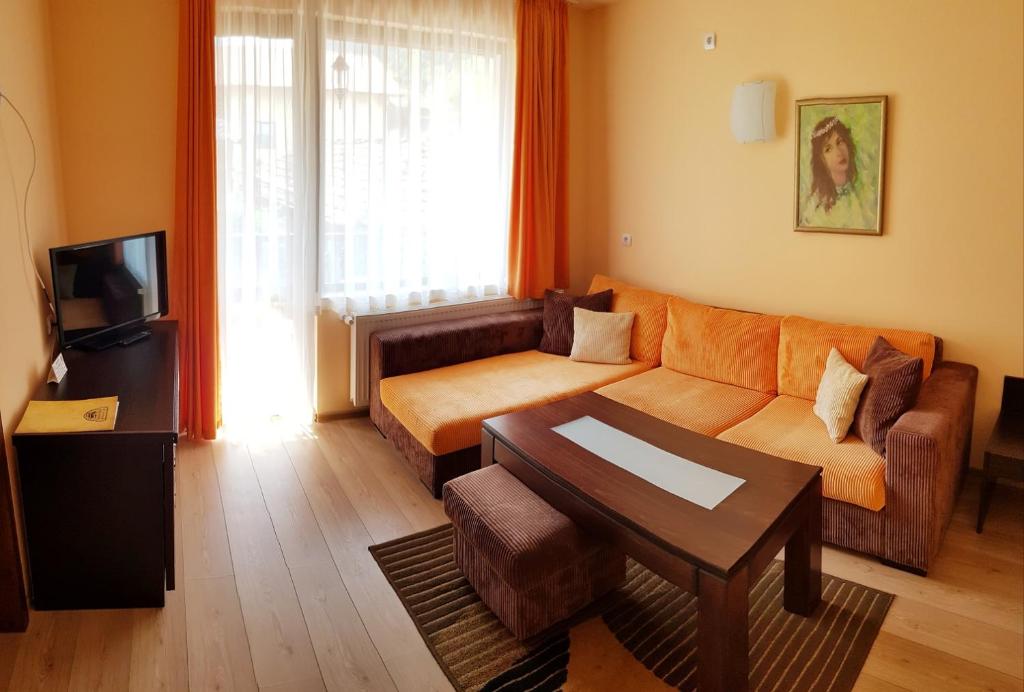 TV a/nebo společenská místnost v ubytování Family Hotel Chiflik Hills