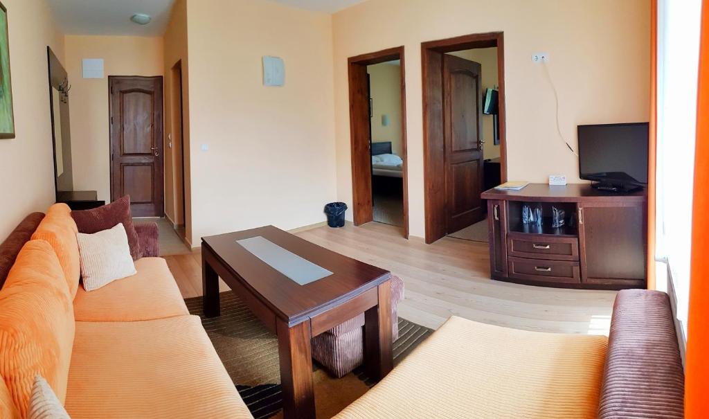 TV a/nebo společenská místnost v ubytování Family Hotel Chiflik Hills