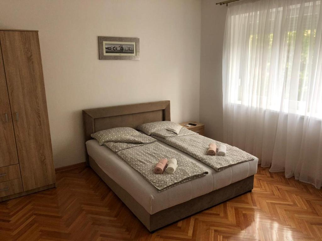 um quarto com uma cama com dois sapatos em Apartment Bregovi em Trebinje