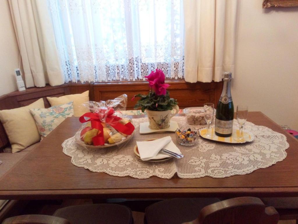 uma mesa com dois pratos de comida e uma garrafa de vinho em Apartmani Nik Lux em Vrnjačka Banja