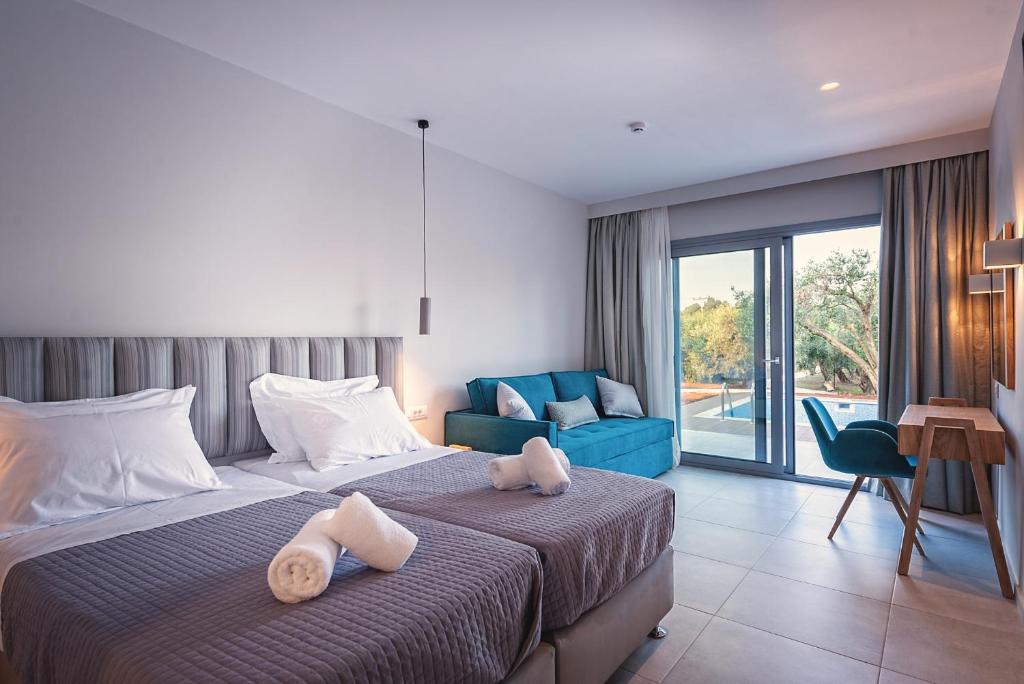 Кровать или кровати в номере Alonaki Resort
