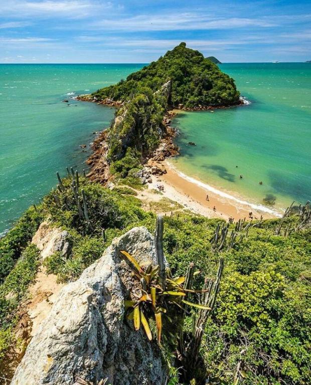  Casa Super Charmosa em Condomínio na Praia