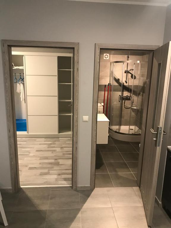 um quarto com 2 portas e uma casa de banho com um lavatório em Apartament C18 em Jelenia Góra