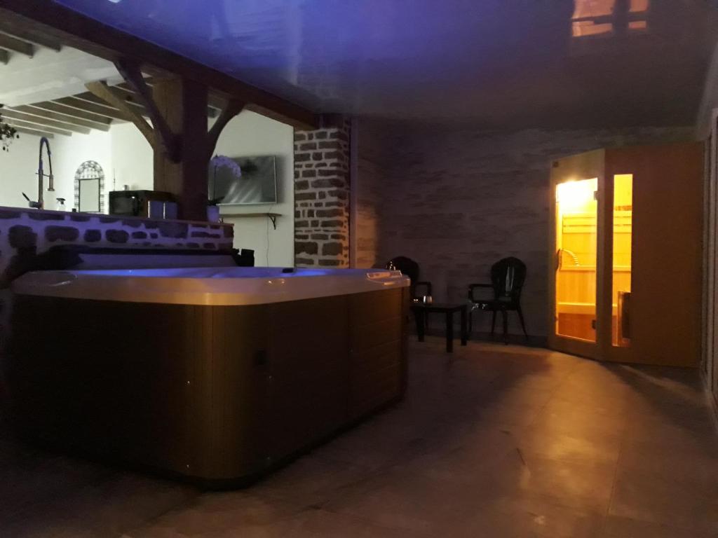 ein dunkles Zimmer mit einer Bar und Stühlen in einem Gebäude in der Unterkunft la caliente in Saint-Mars-sur-la-Futaie