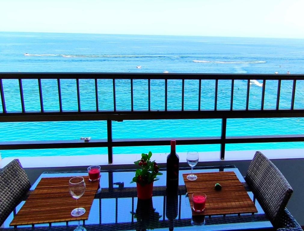una mesa con dos copas y una botella de vino en Apartamento Cruise Views, en Almuñécar