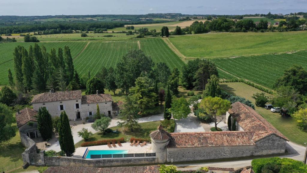 una vista aérea de una casa en un viñedo en DOMAINE Les GAILLARDOUX en Montdoumerc