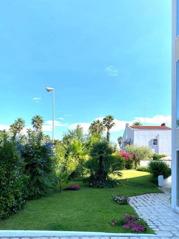 Vonkajšia záhrada v ubytovaní Path House - Etna & Sea View