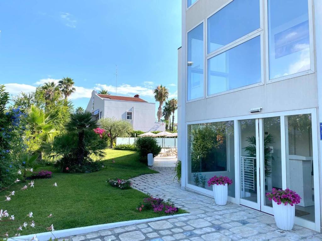 Vonkajšia záhrada v ubytovaní Path House - Etna & Sea View