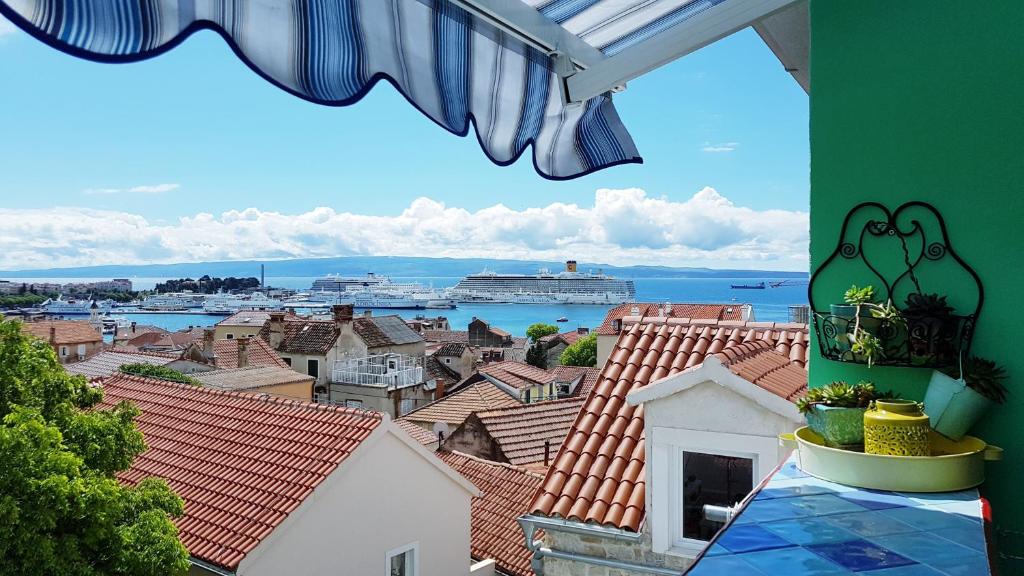 Split Old Town Apartments With Sea View
