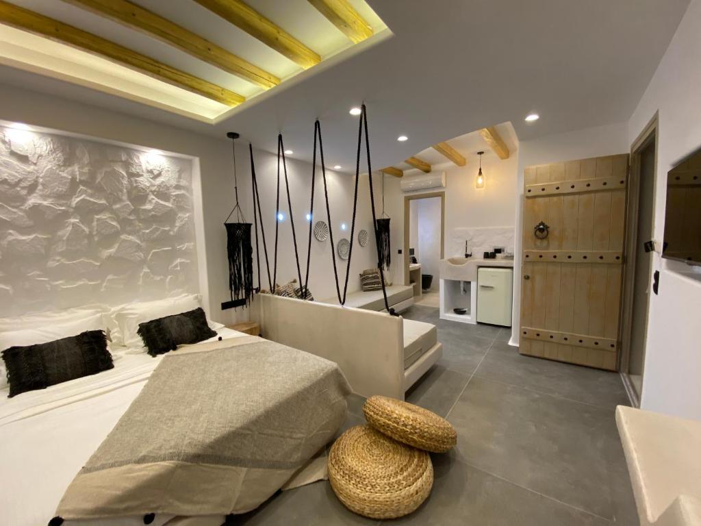 een slaapkamer met een groot bed en een keuken bij Ampelos Casart in Naxos Chora