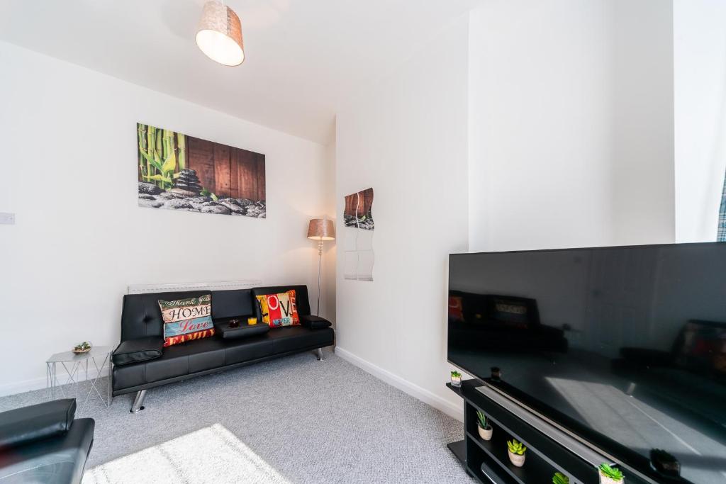 3 Bedroom Ohemaa - Garden-Close to Hull City Centre & Hull Uni & Clough Rd - Three-Bedroom House