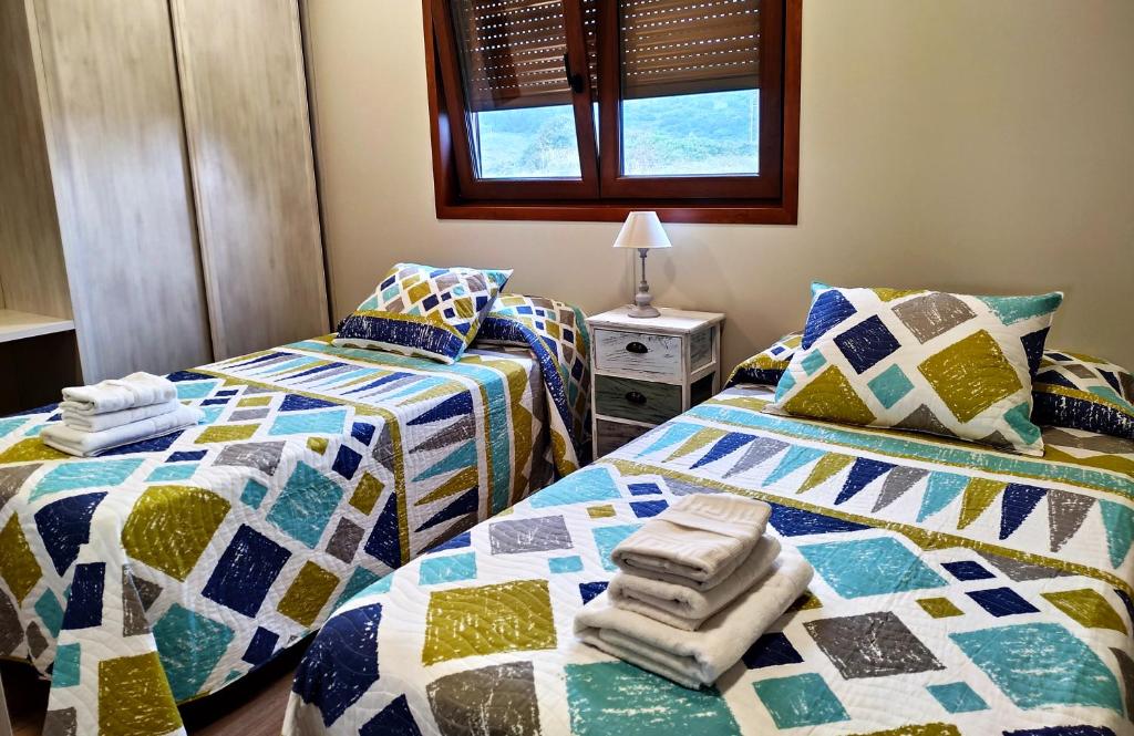 Łóżko lub łóżka w pokoju w obiekcie Apartamentos El Prau