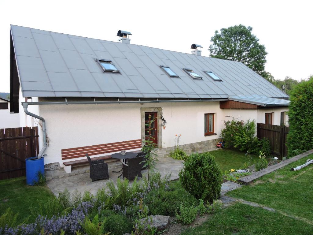 uma casa com um terraço no telhado em Apartmán Fryšava pod Žákovou horou em Fryšava