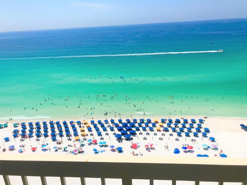 uma praia com muitos guarda-sóis e pessoas na água em Beach Front 18th Flr, Best Ocean View, New Upgrades em Destin