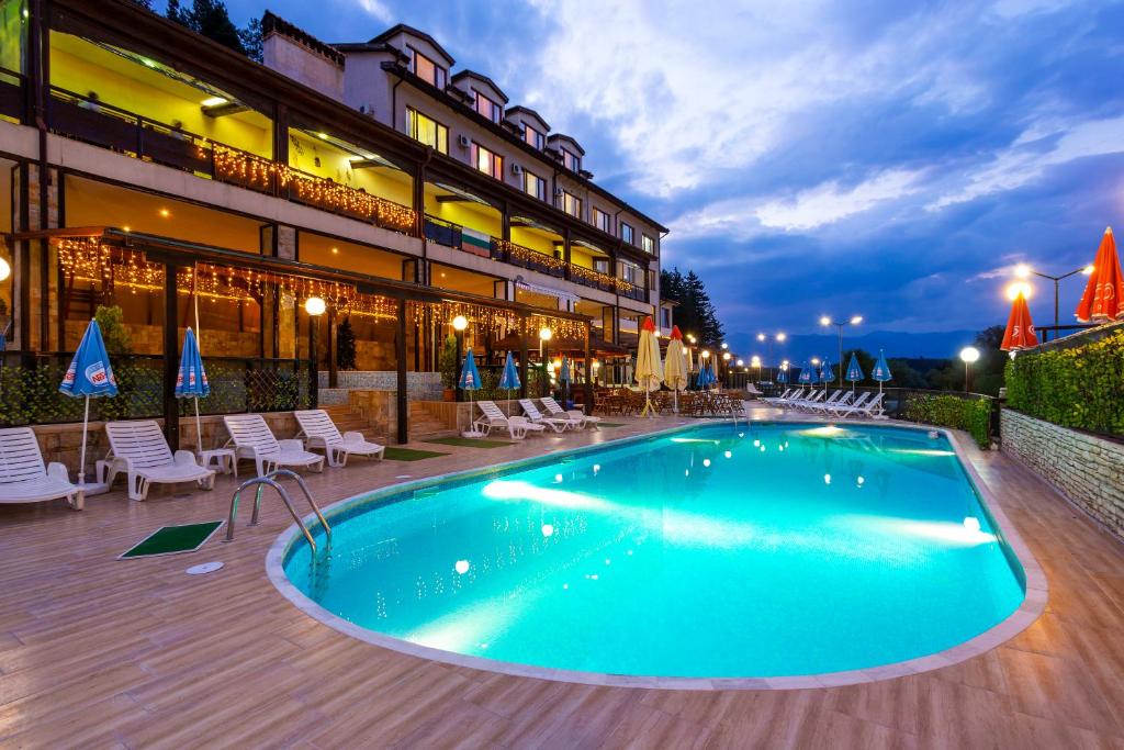 une piscine en face d'un hôtel dans l'établissement Termo Hotel Aspa Vila, à Banya