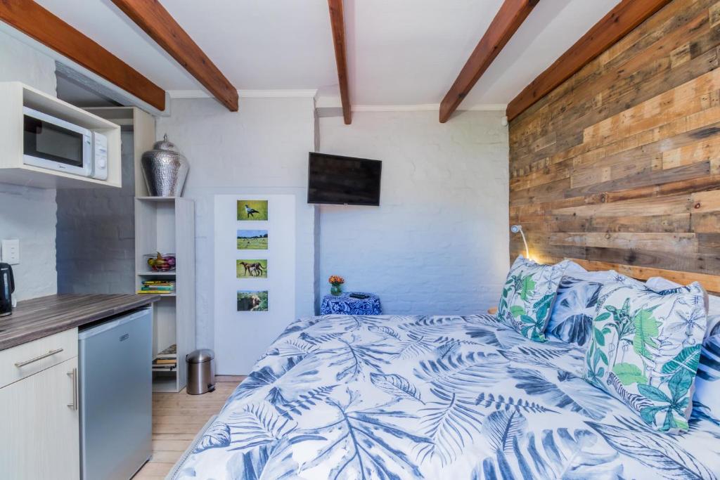 Un pat sau paturi într-o cameră la Protea Room Franschhoek Central