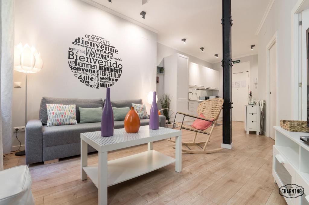 Hotel Madrid Río - Apartamento de 1 dormitorio, a living room with a couch and a table at Madrid Río - Apartamento de 1 dormitorio in Madrid