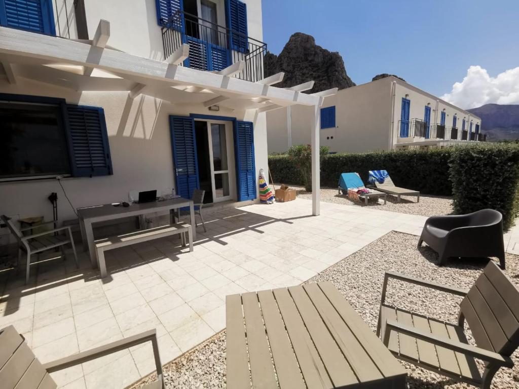 patio z ławką i domem w obiekcie casa Cuffa w mieście San Vito lo Capo