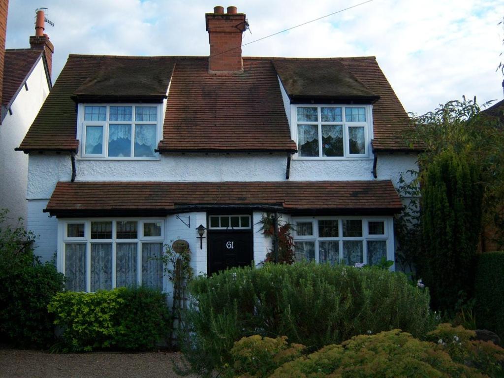 Biały dom z brązowym dachem w obiekcie Moss Cottage w mieście Stratford-upon-Avon