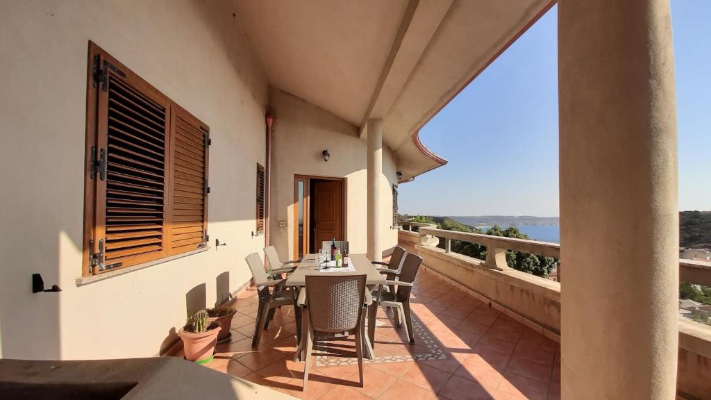 eine Terrasse mit einem Tisch und Stühlen auf dem Balkon in der Unterkunft Appartamento 3 in Nebida