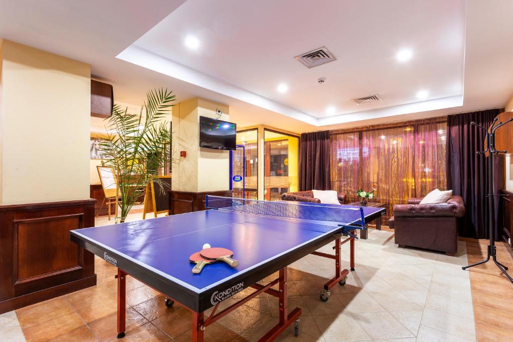 Stolní tenis v ubytování Spa Hotel Aspa Vila nebo okolí