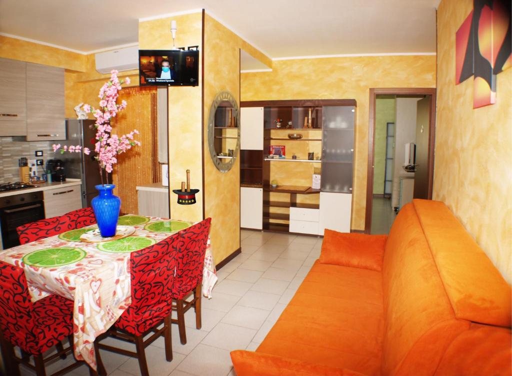 eine Küche und ein Wohnzimmer mit einem Tisch und einem Sofa in der Unterkunft Magica Bologna in Bologna