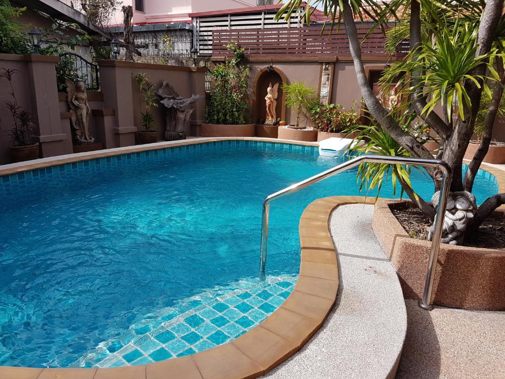 A piscina localizada em Mai Thai Guest House ou nos arredores