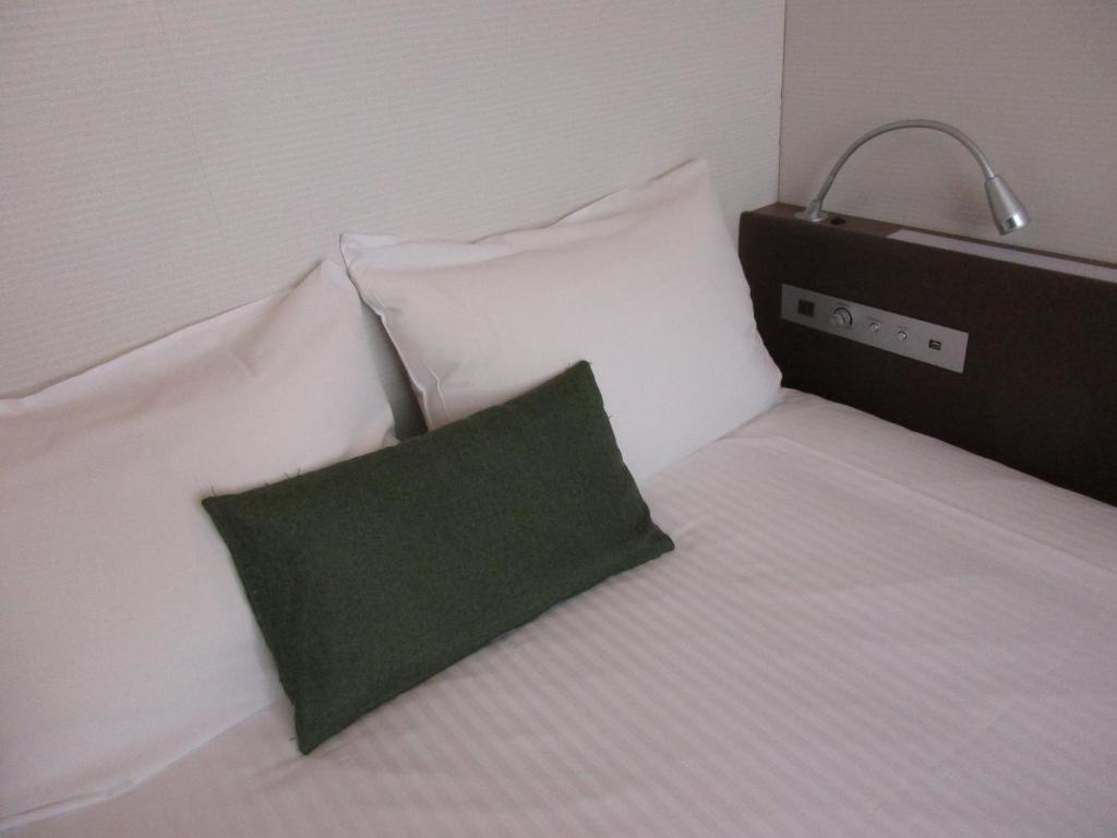 Postel nebo postele na pokoji v ubytování Y's HOTEL Shin Osaka