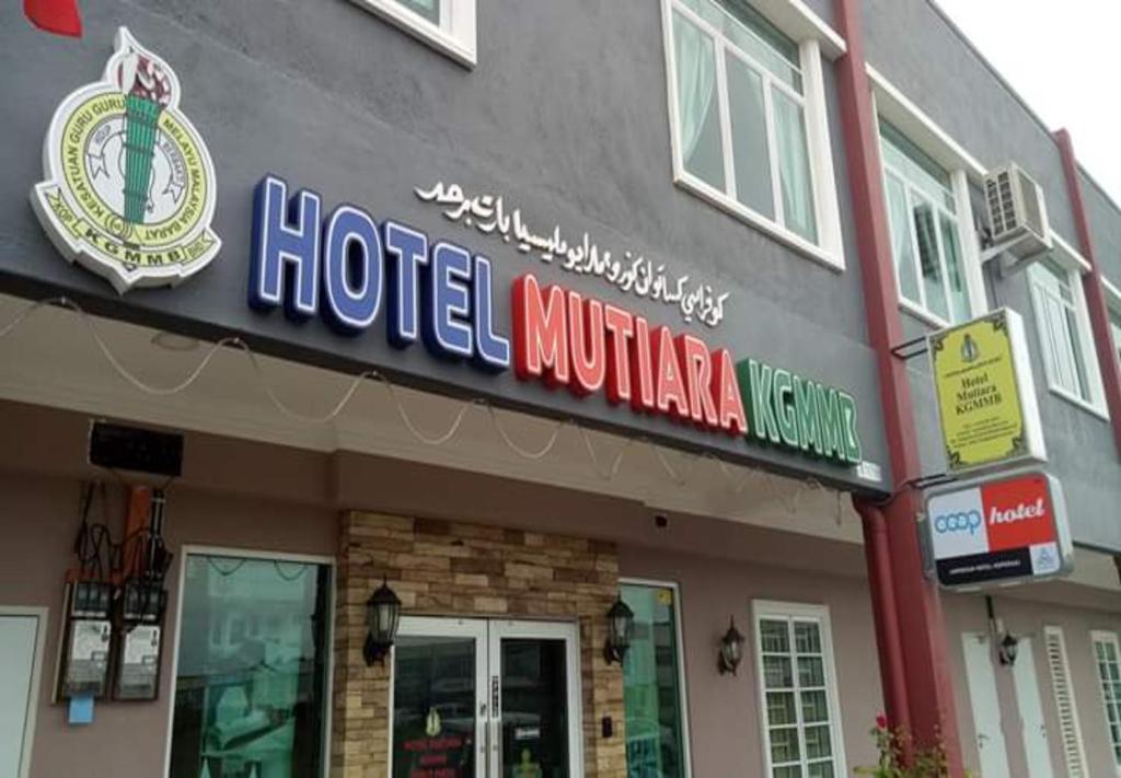 a hotel muncipal sign on the front of a building at Hotel Mutiara KGMMB in Melaka