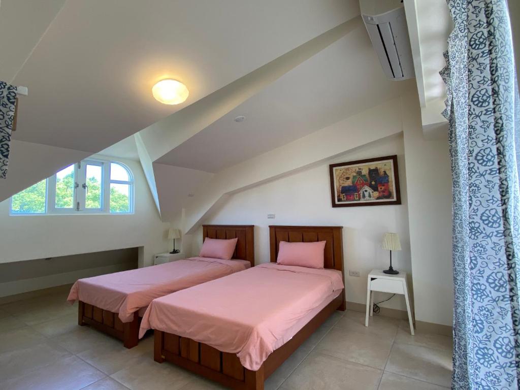 1 Schlafzimmer mit 2 Betten im Dachgeschoss in der Unterkunft 築在這台東民宿1183 in Taitung
