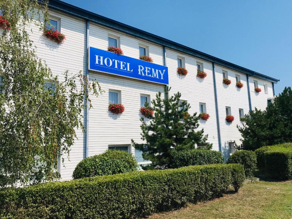 a hotel building with a sign that reads hotel rey at Hotel Remy in Bratislava