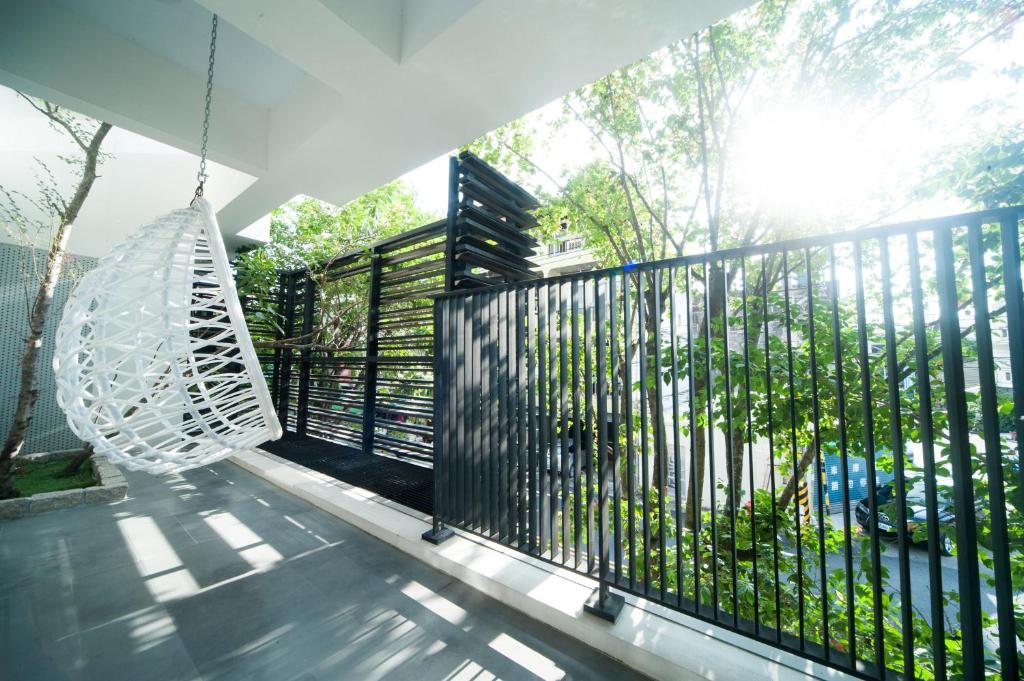 une balançoire sur un balcon avec une clôture noire dans l'établissement 會呼吸的房507-睡虎尾-電梯bnb, à Huwei