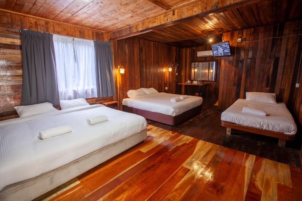 Postel nebo postele na pokoji v ubytování Joe Fisherman Inn