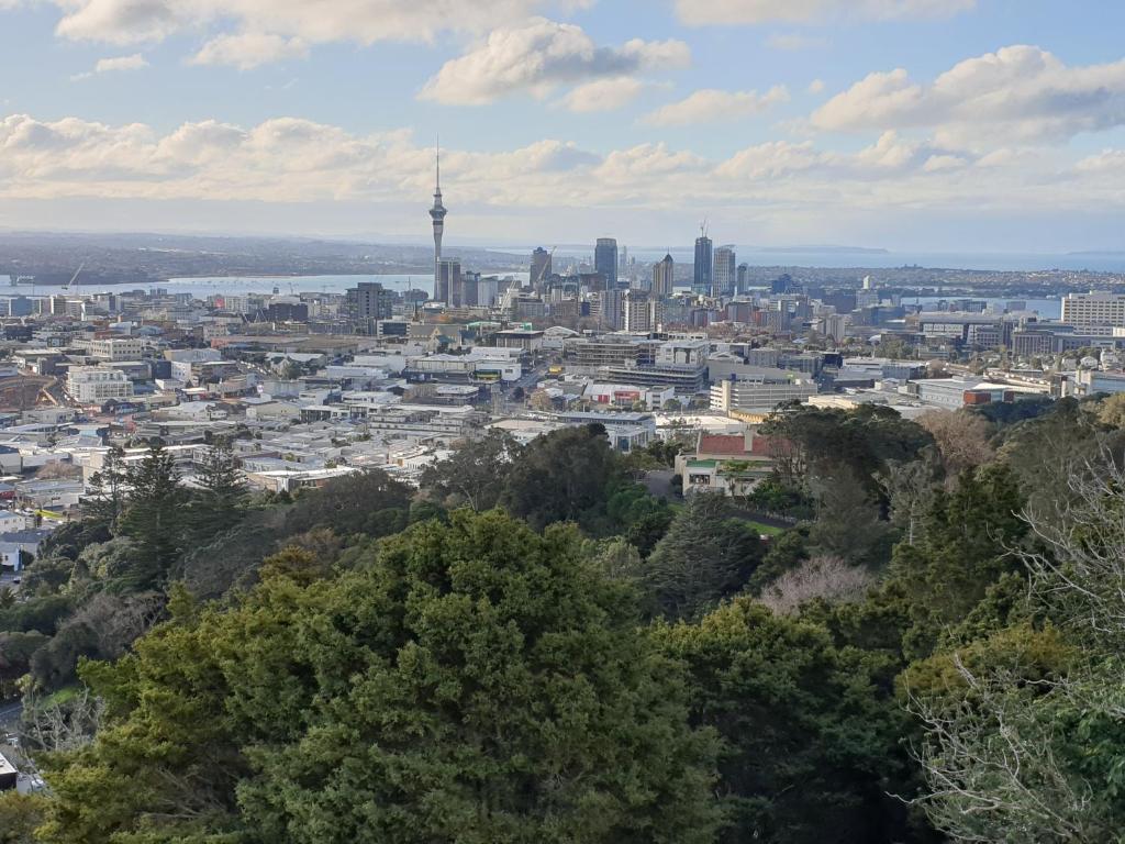 Nespecifikovaný výhled na destinaci Auckland nebo výhled na město při pohledu z motelu