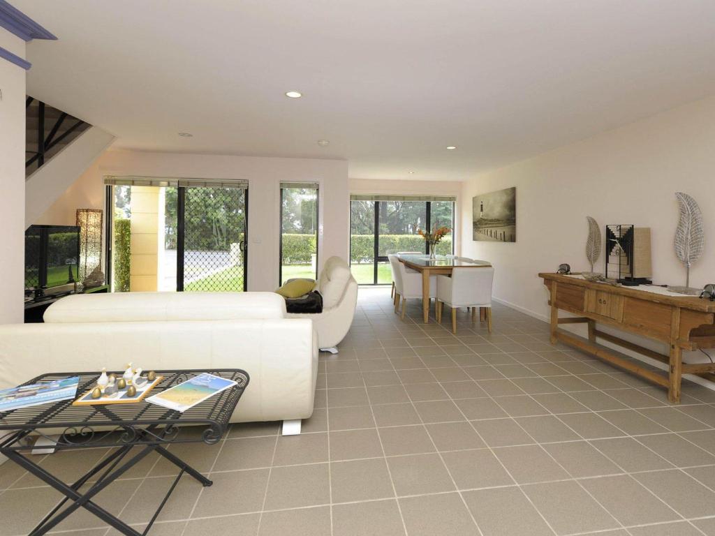 Gallery image of Bagnall Views Stylish and modern duplex across the road to the waters edge in Nelson Bay