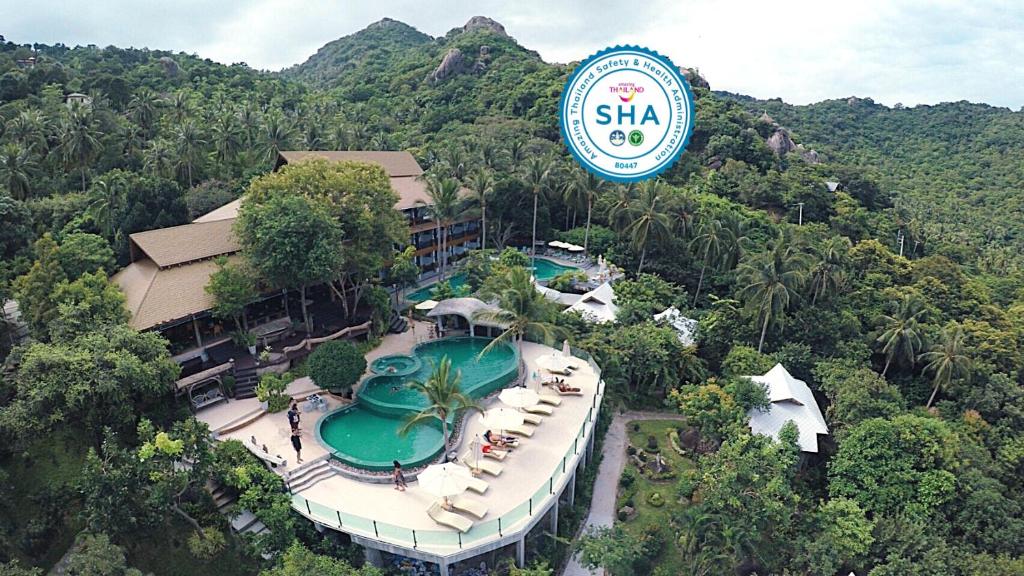 una vista aérea de un complejo con piscina en Tanote Villa SHA Extra Plus en Ko Tao