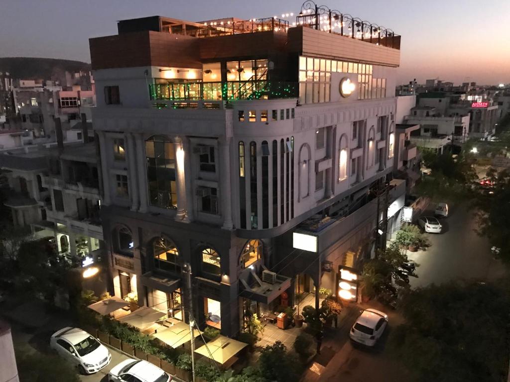 uma vista geral de um edifício à noite em Hotel Kings Corner em Jaipur